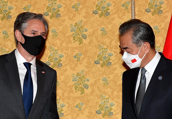 Le secrétaire d'État américain Antony Blinken et le ministre chinois des Affaires étrangères, Wang Yi, se rencontrent le 31 octobre 2021 en marge du sommet du G20 à Rome. Photo de Tiziana FABI / POOL / AFP via Getty Images.