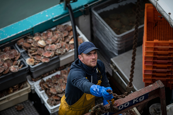 -Les représentants de la pêche française appellent à l'urgence de la situation concernant les restrictions mises en place dans les eaux de Jersey à l'égard des navires de pêche français. Photo de Siegfried Modola/Getty Images.