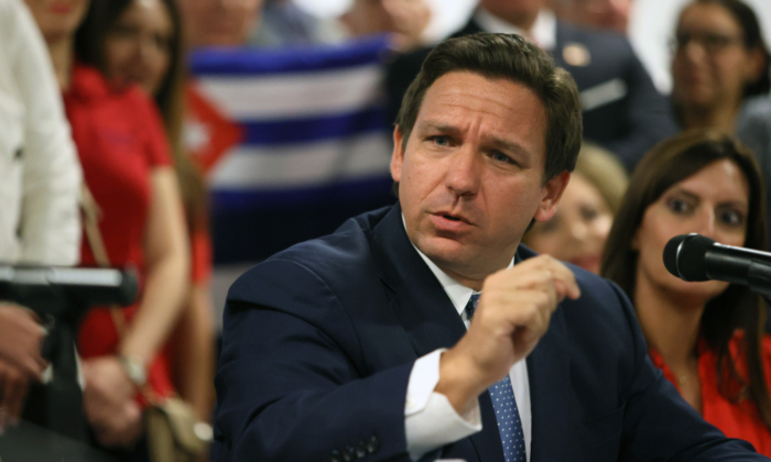 Ron DeSantis, Le gouverneur de Floride, à Miami, Floride, le 13 juillet 2021. (Joe Raedle/Getty Images)