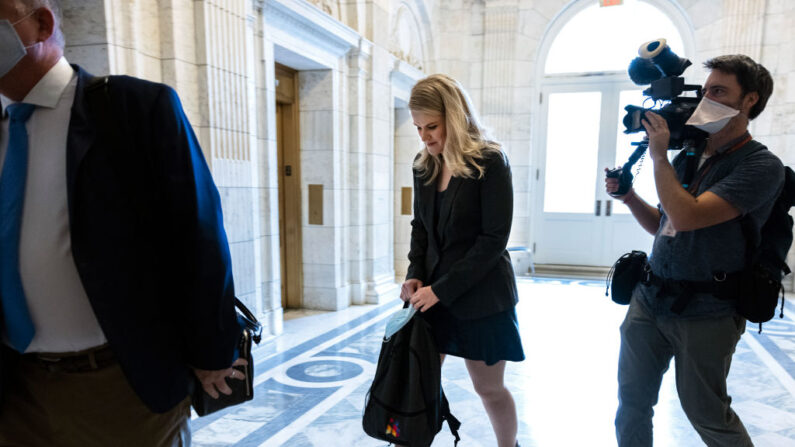  Frances Haugen, ancienne employée de Facebook arrive pour témoigner devant une sous-commission du Sénat , chargée de la protection des consommateurs  sur les pratiques de Facebook, au Capitole, le 5 octobre 2021 à Washington, DC. Mme Haugen devrait témoigner des effets des pratiques commerciales et des priorités de Facebook. (Photo par Kevin Dietsch/Getty Images)