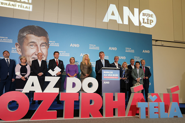 Le Premier ministre tchèque Andrej Babis s'adresse aux médias après que son mouvement politique ANO a perdu les élections législatives le 09 octobre 2021 à Prague, en République tchèque. Photo de Sean Gallup/Getty Images.