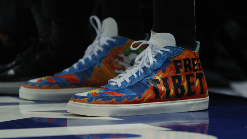 Détail des chaussures portées par Enes Kanter #13 des Boston Celtics avec la mention "Free Tibet" pendant la première mi-temps contre les New York Knicks au Madison Square Garden à New York City, N.Y., le 20 octobre 2021. (Sarah Stier/Getty Images)