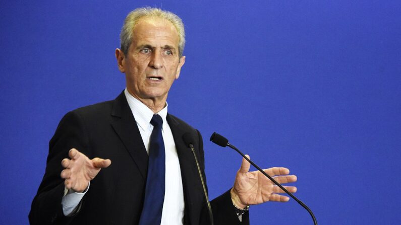 Le maire de Toulon, Hubert Falco, prononce un discours lors d'une réunion rassemblant les maires de l'UMP, le 11 mars 2015 à Paris. (Crédit photo DOMINIQUE FAGET/AFP via Getty Images)