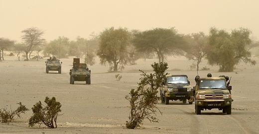 Des soldats français du 93e régiment d'artillerie de montagne français et des FAMA (forces de l'armée malienne) sur le lac asséché de Faguibine, près de Bintagoungou, dans la région de Tombouctou, au nord du Mali.     (Photo : PHILIPPE DESMAZES/AFP via Getty Images)