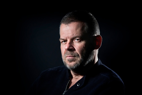 Le journaliste et critique de livres français Eric Naulleau pose à Paris, le 18 janvier 2016.  (JOEL SAGET/AFP via Getty Images)