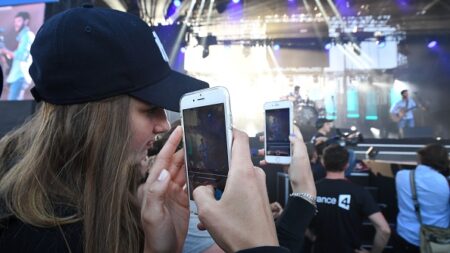 « Respecte les femmes » : Soso Maness interrompt son concert pour défendre une spectatrice