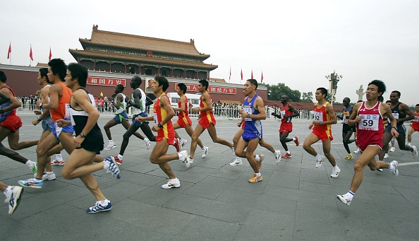 -Illustration- Des athlètes passent devant la porte Tiananmen lors du marathon international ANA de Pékin 2006 en Chine. Photo de Cancan Chu/Getty Images.