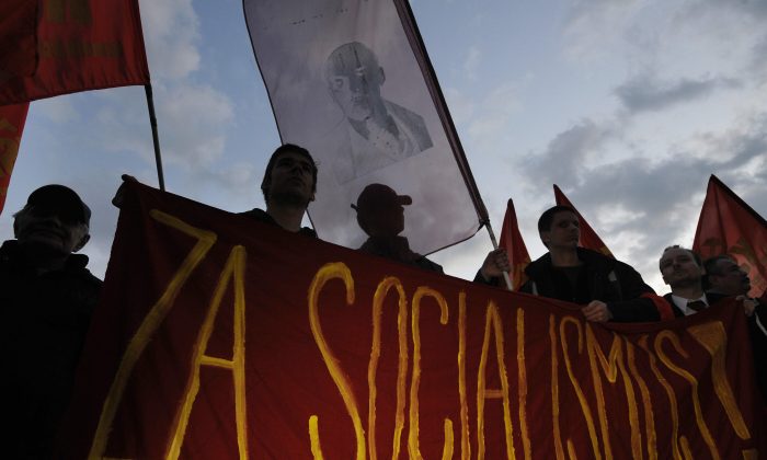 Des militants pro-communistes brandissent des drapeaux et un portrait de Lénine lors d’une manifestation contre le gouvernement dans le centre de Prague, capitale de la République tchèque. (MichalI Cizek/AFP/Getty Images)