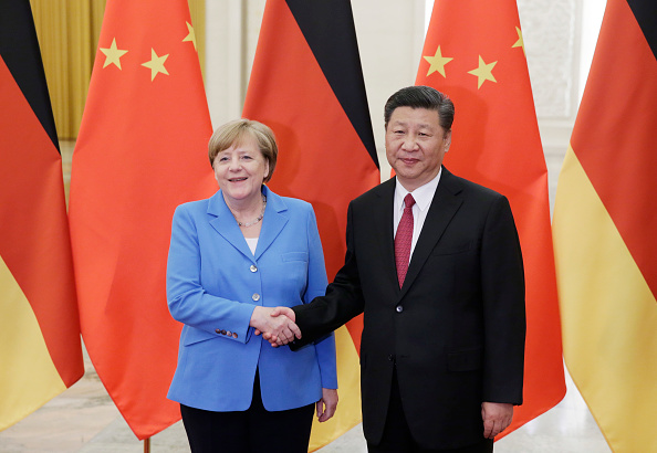 -Illustration- Le président chinois Xi Jinping rencontre la chancelière allemande Angela Merkel au Grand Palais du Peuple à Pékin le 24 mai 2018. Photo de JASON LEE / POOL / AFP via Getty Images.