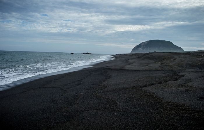 Au cours de la Seconde Guerre mondiale, l'île d'Iwo Jima a été marquée par la bataille d'Iwo Jima, qui a opposé les États-Unis et le Japon en 1945. L'accès civil à l'île est limité aux personnes chargées du mémorial, aux employés de la base aéronavale et aux responsables de l'agence météorologique. (Chris McGrath/Getty Images)