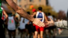 Un père et sa fille en fauteuil roulant participent ensemble à des marathons, alors qu’elle ne devait vivre que jusqu’à l’âge de deux ans