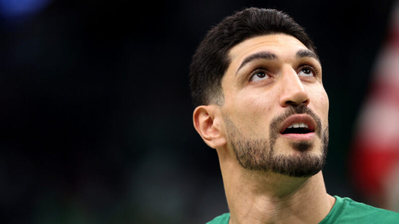 Enes Kanter, des Boston Celtics, regarde le match d'ouverture du championnat des Celtics contre les Toronto Raptors au stade TD Garden de Boston, Massachusetts, le 22 octobre 2021. (Maddie Meyer/Getty Images)