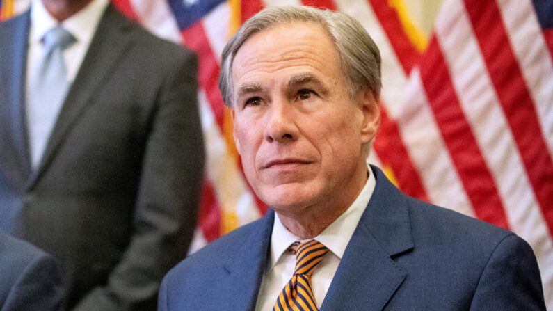 Le gouverneur du Texas, Greg Abbott, s'exprime lors d'une conférence de presse au Capitole à Austin, au Texas, le 8 juin 2021. (Montinique Monroe/Getty Images)