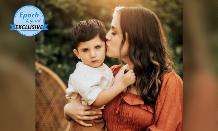 Eliza Moody avec son fils, Tobias Lugo, qui est né avec le syndrome de Moebius. (Avec l'aimable autorisation de Daliela Photography via Eliza Moody)