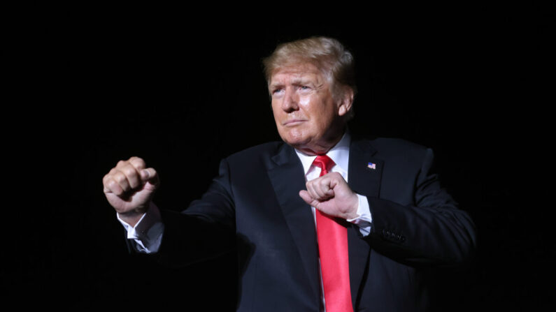 L'ancien président Donald Trump s'adresse à ses partisans lors d'un rassemblement au parc des expositions de l'Iowa à Des Moines, dans l'Iowa, le 9 octobre 2021. (Scott Olson/Getty Images)