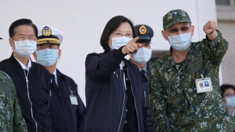 La présidente de Taïwan, Tsai Ing-wen (Au centre), participe à une inspection des troupes militaires à Tainan, Taïwan, le 15 janvier 2021. (Sam Yeh/AFP via Getty Images)