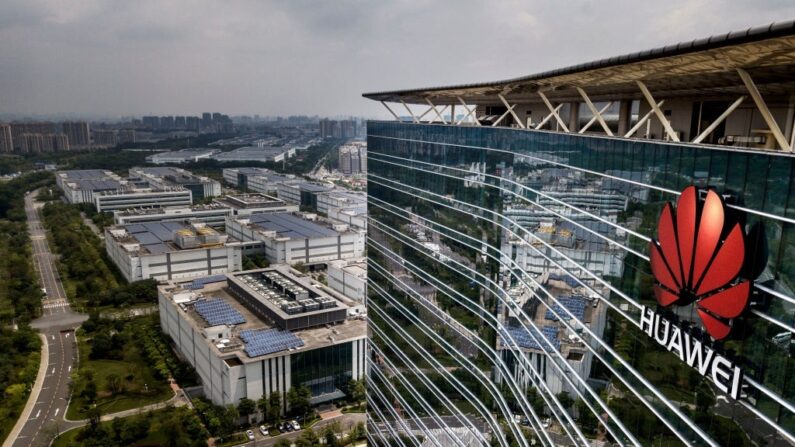 Le logo Huawei vu sur le côté du bâtiment principal du campus de production de l'entreprise, le 25 avril 2019 à Dongguan, près de Shenzhen, en Chine.  (Photo par Kevin Frayer/Getty Images)