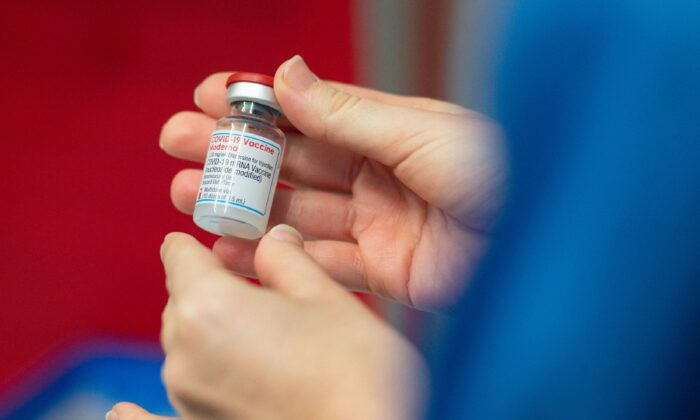 Un professionnel de la santé tient un flacon du vaccin Moderna Covid-19 à l'hôpital général du Pays de Galles occidental à Carmarthen, au Pays de Galles, le 7 avril 2021. (Jacob King/AFP via Getty Images)