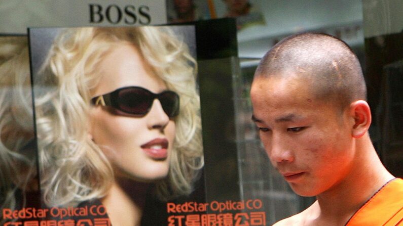 Un moine Shaolin en visite à Shanghai,  le 09 juin 2006. ( MARK RALSTON/AFP via Getty Images)