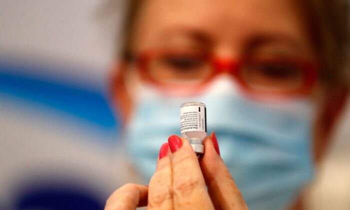 Une soignante prépare une dose de vaccin dans la ville israélienne de Rishon Lezion, le 13 août 2021. (Ahmad Gharabli/AFP via Getty Images)