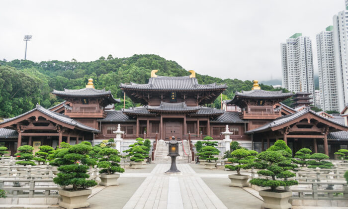 La salle des rois célestes adopte une disposition architecturale de la dynastie Tang, avec une salle centrale gardée en équilibre par une tour du tambour d’un côté et une tour de la cloche de l’autrehaque côté. Ces deux pavillons latéraux s'avancent comme des bras tendus pour accueillir les invités. (sharppy/Shutterstock)