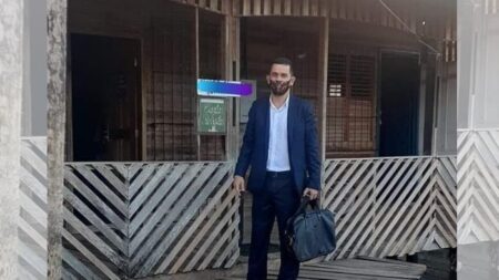 Un Brésilien essentiellement nourri aux mangues devient un avocat prospère qui aide sa communauté