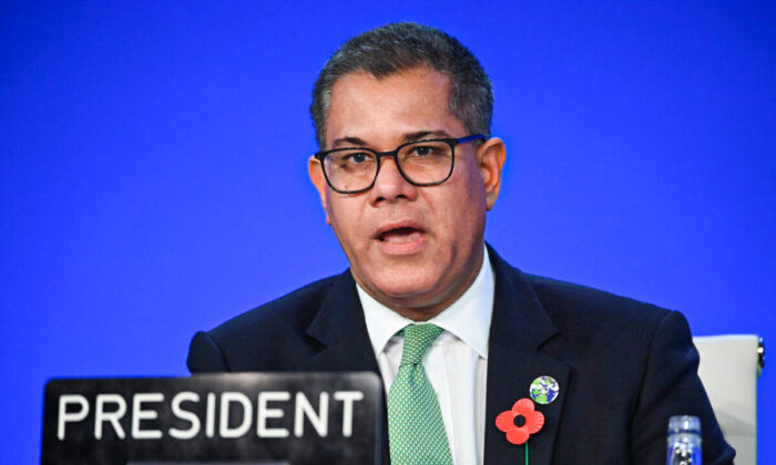 Le président de la COP26, Alok Sharma, prononce le discours de clôture du sommet sur le climat de la COP26 au SECC à Glasgow, en Écosse, le 13 novembre 2021. (Jeff J Mitchell/Getty Images)