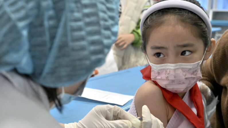 Un enfant se fait vacciner contre le Covid-19 dans une école de Handan, dans la province chinoise du Hebei (nord), le 27 octobre 2021. (AFP via Getty Images)