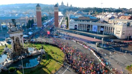 Un jeune homme bat un record mondial du Guinness Book qui consiste à courir un marathon tout en poussant le fauteuil roulant de sa maman