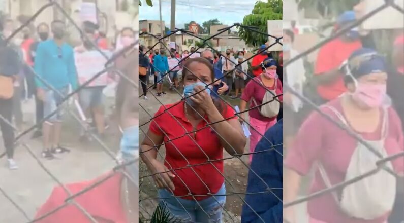 Capture d'écran de la séquence vidéo réalisée en direct montrant la foule qui entoure la maison de Saily Gonzalez. (Avec l'aimable autorisation de Saily González)