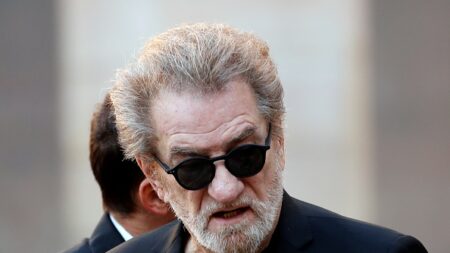 Hommages rendus à Johnny Hallyday : « Bientôt ils le mettront avec une plume dans le c*l », déclare Eddy Mitchell