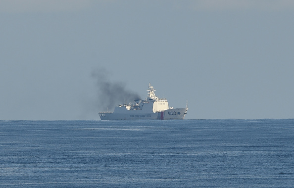 Navires des garde-côtes chinois en mer de chine. Photo TED ALJIBE/AFP via Getty Images.