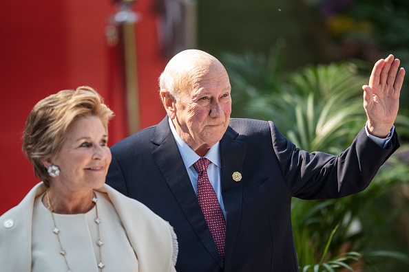 L'ancien président sud-africain Frederik Willem de Klerk arrive au stade Loftus à Pretoria, en Afrique du Sud, pour l'investiture du président sud-africain sortant Cyril Ramaphosa le 25 mai 2019. Photo de Michele Spatari / AFP via Getty Images.