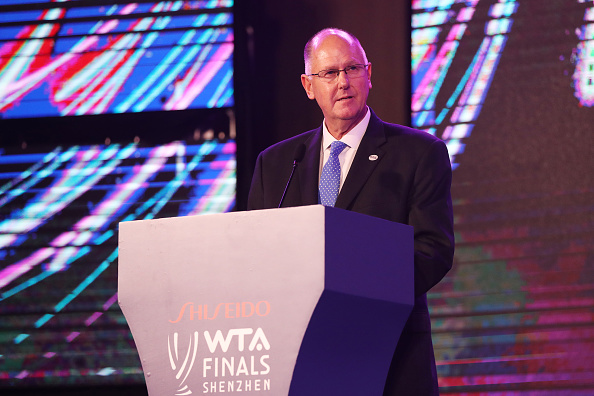 -Steve Simon, PDG et président de la WTA, prononce un discours lors de la cérémonie officielle du tirage au sort et du gala de la finale de la WTA 2019 au Hilton, le 25 octobre 2019 à Shenzhen, en Chine. Photo de Matthew Stockman/Getty Images.