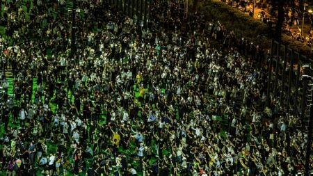 Hong Kong: trois militants pro-démocratie plaident non coupable pour une veillée de Tiananmen