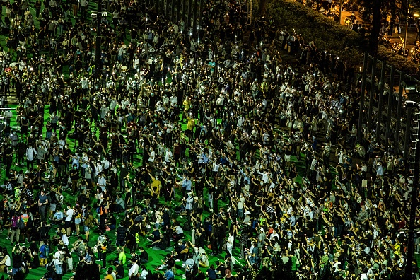 -Des dizaines de milliers de personnes à travers Hong Kong ont allumé des bougies et scandé des slogans démocratiques le 4 juin 2020 pour commémorer la répression meurtrière de Tiananmen en Chine. Photo par Isaac LAWRENCE/AFP via Getty Images.