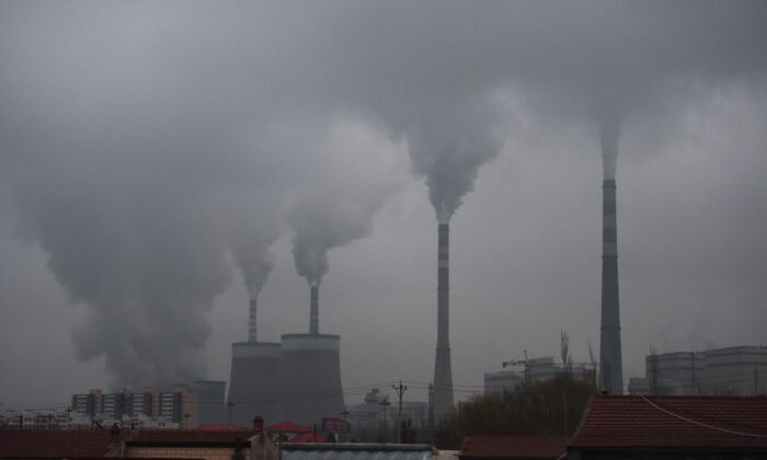 La fumée s'échappe d'une centrale électrique au charbon près de Datong, dans la province chinoise du Shanxi, le 19 novembre 2015. (Greg Baker/AFP via Getty Images)
