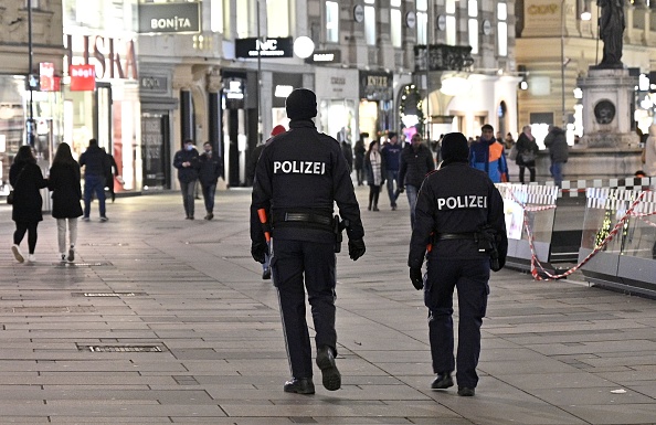 Patrouille de police dans le centre-ville de Vienne  en Autriche. (Photo : HANS PUNZ/APA/AFP via Getty Images)