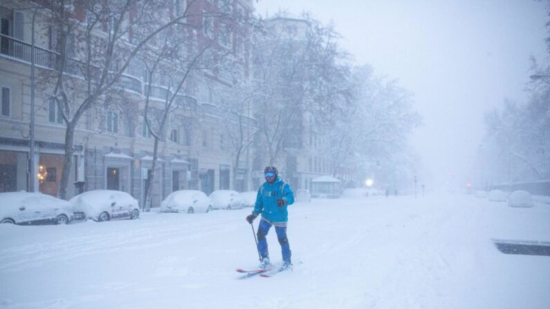 Un homme skie au milieu d'une forte chute de neige à Madrid le 9 janvier 2021. (Photo de BENJAMIN CREMEL/AFP via Getty Images)