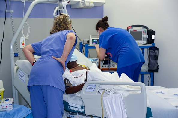 Ces cadres sont chargés de veiller à nourrir les patients, de laver leurs draps, d'entretenir les équipements médicaux... (Photo : ALI AL-DAHER/AFP via Getty Images)