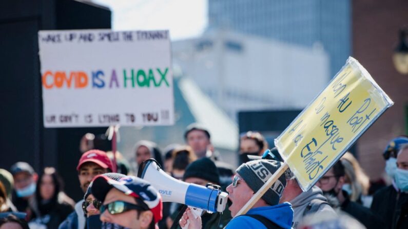 Des milliers de personnes manifestent contre les mesures initiées par le gouvernement face au Covid-19, au Québec à Montréal, au Canada, le 20 mars 2021. (Photo par ANDREJ IVANOV/AFP via Getty Images)