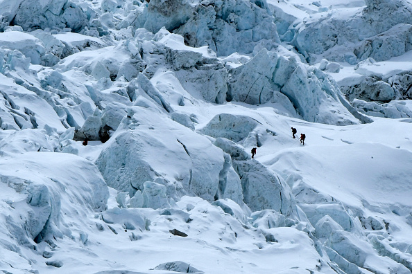 Des secouristes sont à la recherche des 3 alpinistes disparus depuis le 26 octobre 2021.
Photo by PRAKASH MATHEMA/AFP via Getty Images