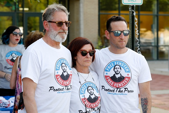 Les parents du journaliste Danny Fenster qui vient d’être libéré, Buddy Fenster et Rose Fenster et son frère Bryan Fenster réunis à Huntington Woods, Michigan, le 4 juin 2021. Photo de JEFF KOWALSKY / AFP via Getty Images.