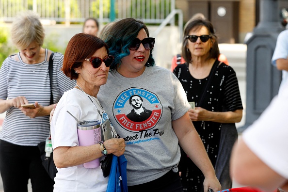 Rose Fenster (à gauche), mère du journaliste détenu Danny Fenster, avec ses partisans à Huntington Woods, Michigan, le 4 juin 2021. Photo Jeff KOWALSKY/AFP via Getty Images.