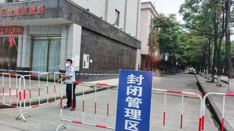 Une rue est bloquée dans le cadre des mesures Covid-19 dans la ville de Ruili, qui fait frontière avec la Birmanie (Myanmar), dans la province chinoise du Yunnan (sud-ouest), le 5 juillet 2021. (STR/AFP via Getty Images)