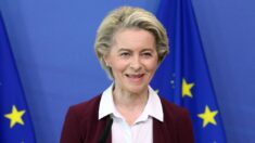 Ursula von der Leyen récompense le PDG de Pfizer pour son « leadership commercial », lors d’une cérémonie à Washington