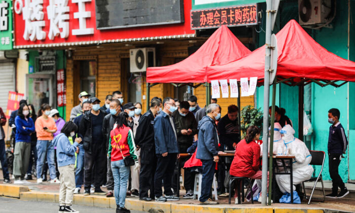 Des habitants font la queue pour le test Covid-19 à Harbin, dans la province chinoise du Heilongjiang (nord-est), le 22 septembre 2021. (STR/AFP via Getty Images)