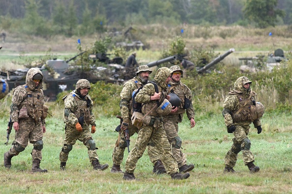 Des militaires ukrainiens participent à des exercices militaires conjoints Rapid Trident avec les États-Unis et d'autres pays de l'OTAN, non loin de Lviv, le 24 septembre 2021, alors que les tensions avec la Russie restent élevées en raison de l'insurrection soutenue par le Kremlin dans l'est du pays. (Photo : YURIY DYACHYSHYN/AFP via Getty Images)