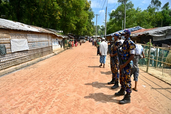 Des membres du bataillon de la police armée près du bureau du chef de la communauté rohingya assassiné, Mohib Ullah le 6 octobre 2021. Photo de Munir uz zaman / AFP via Getty Images.