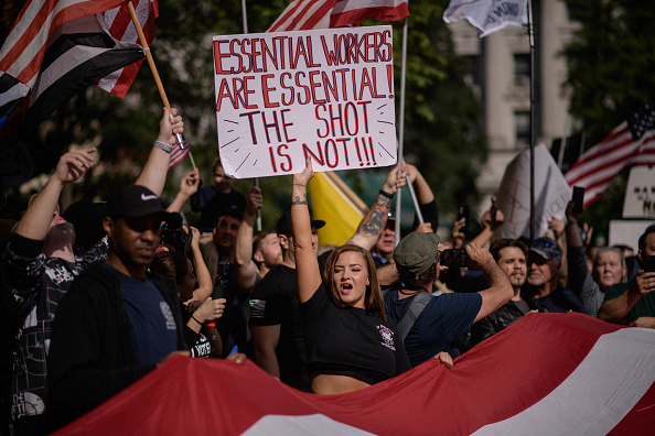 Des employés municipaux tiennent des pancartes et crient des slogans devant l'hôtel de ville lors d'une manifestation contre le mandat de vaccination contre le Covid-19, à New York, le 25 octobre 2021. (Photo : ED JONES/AFP via Getty Images)